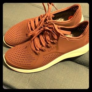 Crocs lite ride tennis shoes in maroon